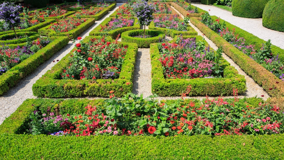 Formalni vrt je simetričan s urednim rubovima i ravnim linijama bez namjere da se stvori prirodno okružje. Na slici primjer renesansnog vrta.