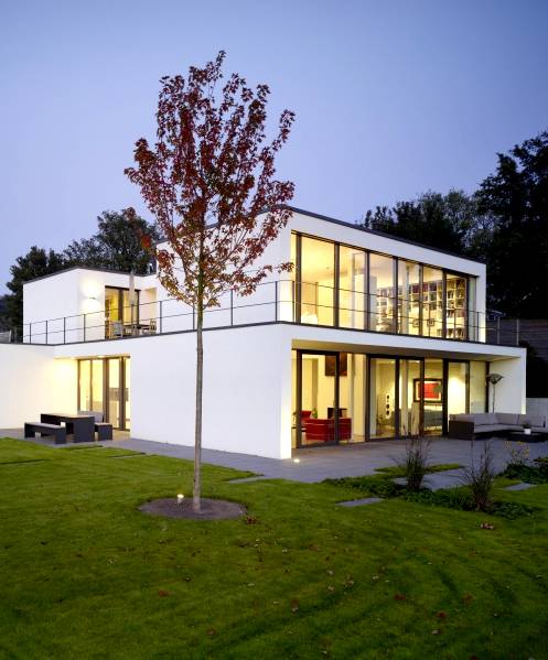 bijela moderna kuća s ravnim krovom