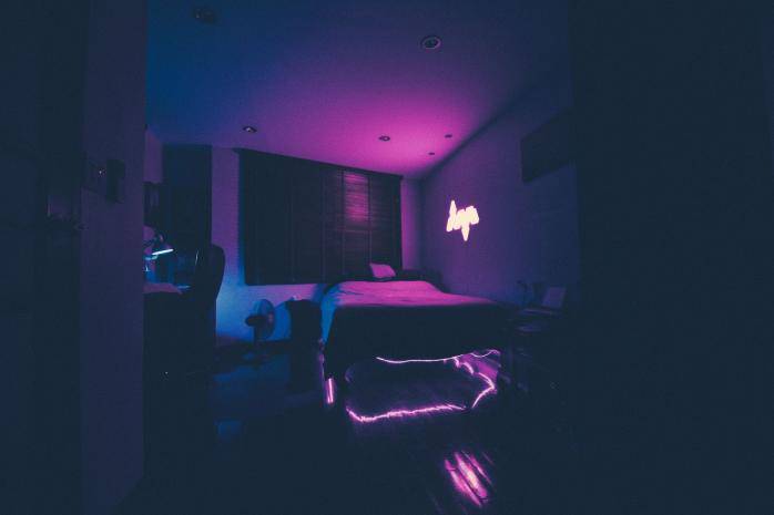 Spavaća soba u ljubičastim neonskim bojama.