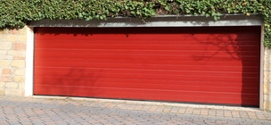 crvena sekcijska garažna vrata