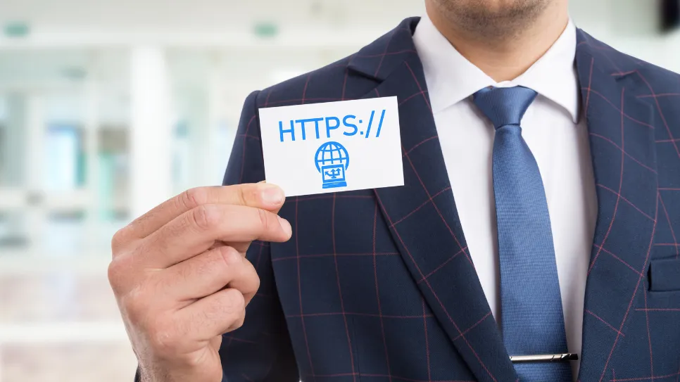 muškarac drži u rukama vizitku na kojoj piše https