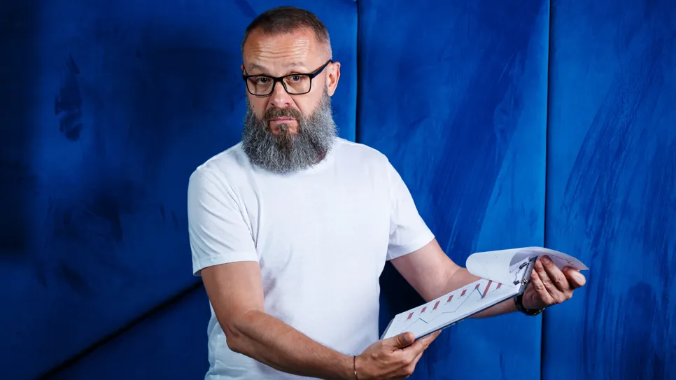 muškarac sumnjičavo gleda papirne dokumente