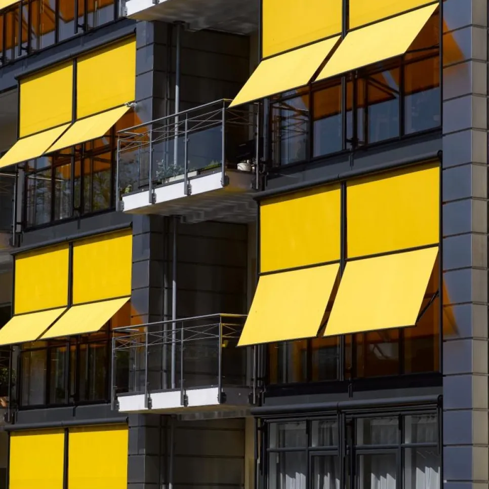 Okomita tenda na zgradi