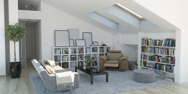 Dnevna soba u potkrovlju s krovnim prozorima.