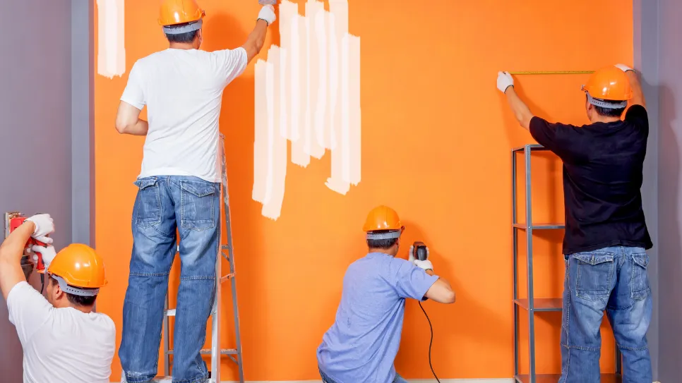 jedan obrtnik ima puno posla u istoj prostoriji – cijene obrtničkih usluga rastu.