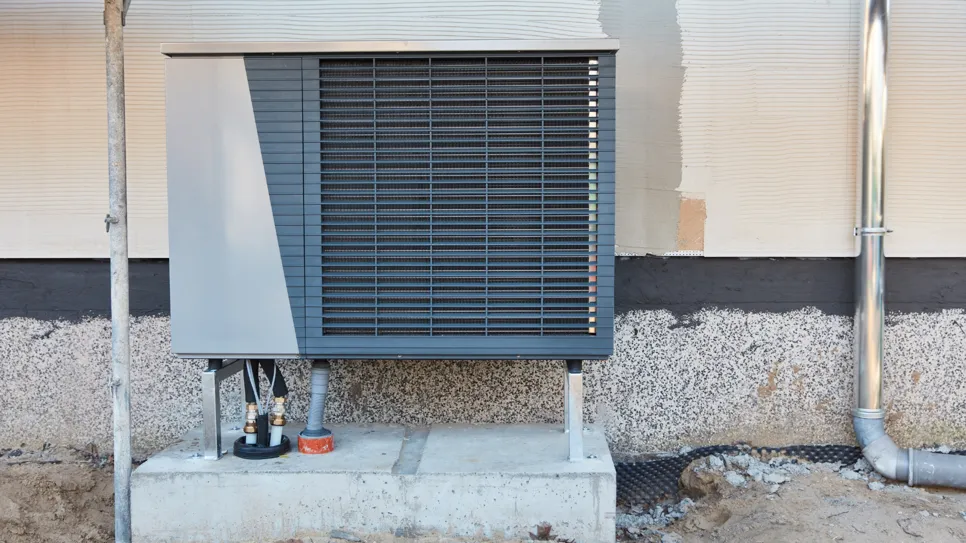 zunanja jedinica dizalice topline na kući koja ima ispunjene sve preduvjete za toplinsku pumpu