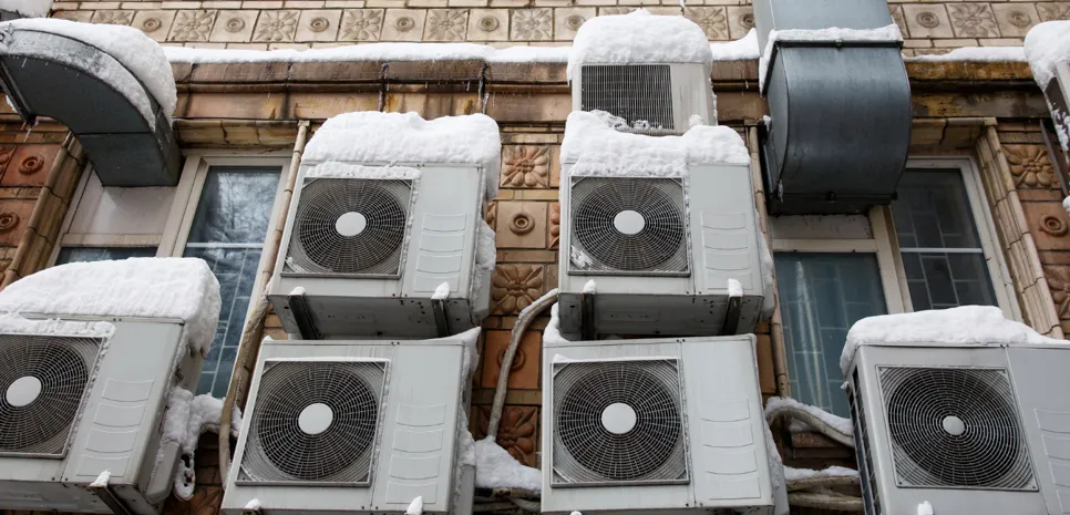 klima uređaji prekriveni snijegom