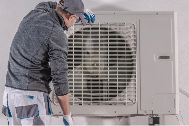 Serviser popravlja dizalicu topline.