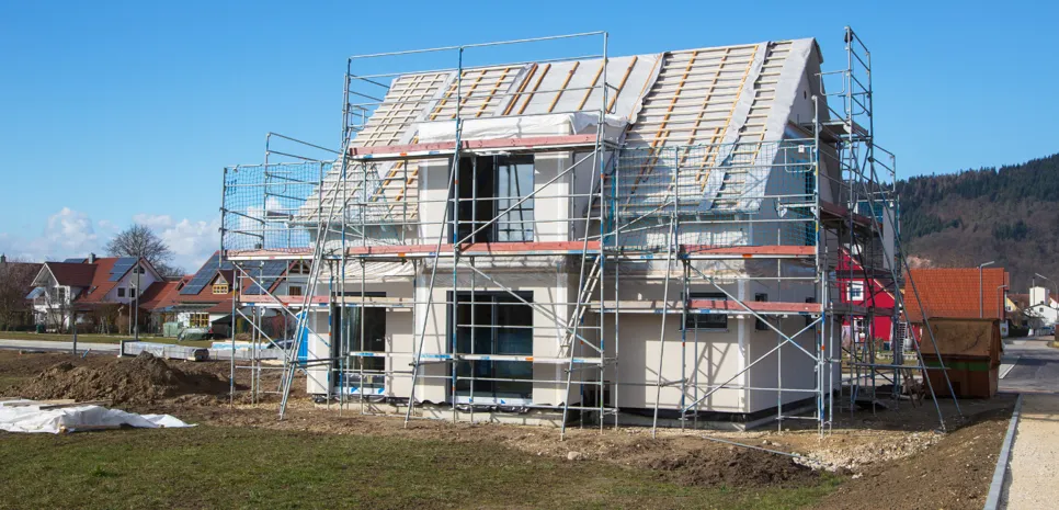 skoro izgrađena montažna kuća