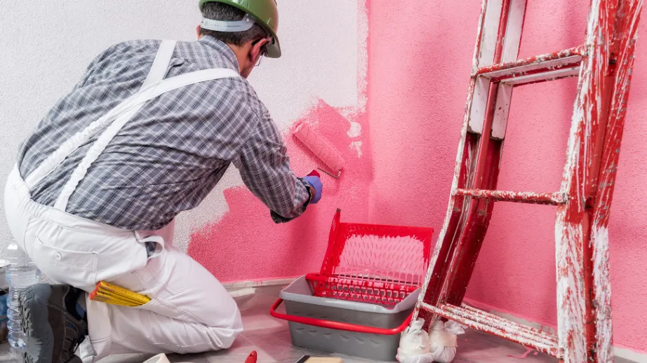 Soboslikar boji s ružičastom bojom