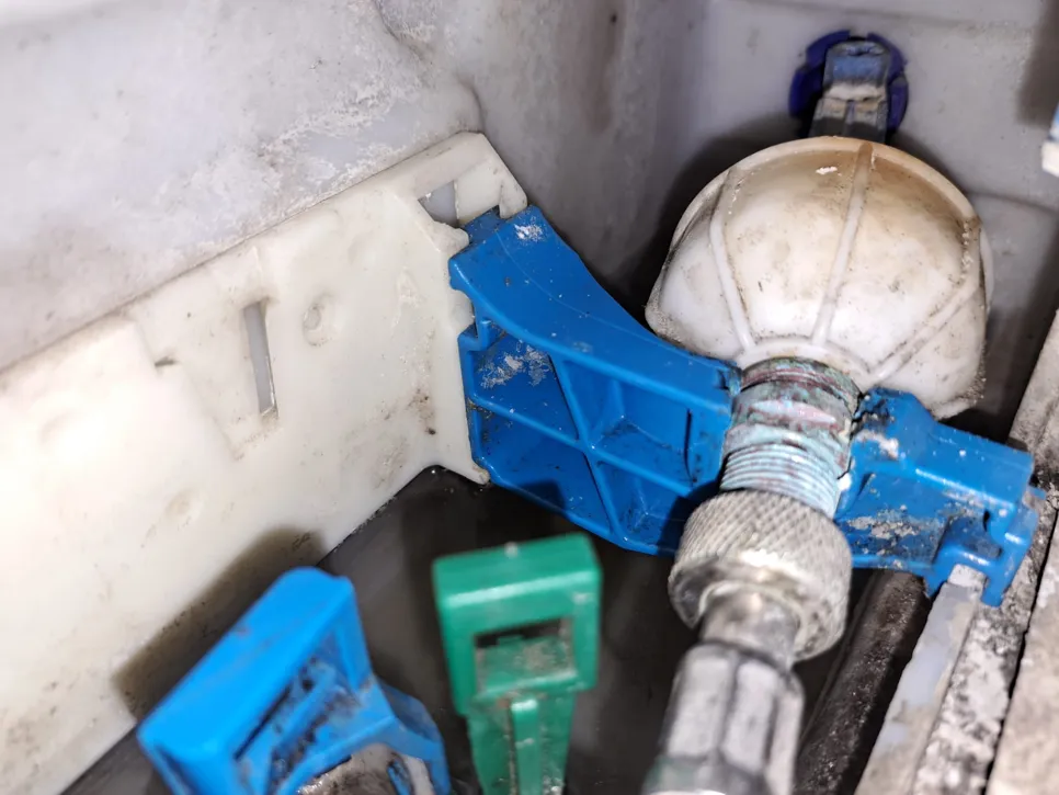 Kratak pregled mehanizma ventila za ispiranje WC-a s plastičnim plovkom i ulaznim ventilom unutar rezervoara.