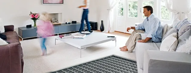 Familija u podno grijanoj dnevnoj sobi može hodati bosa.