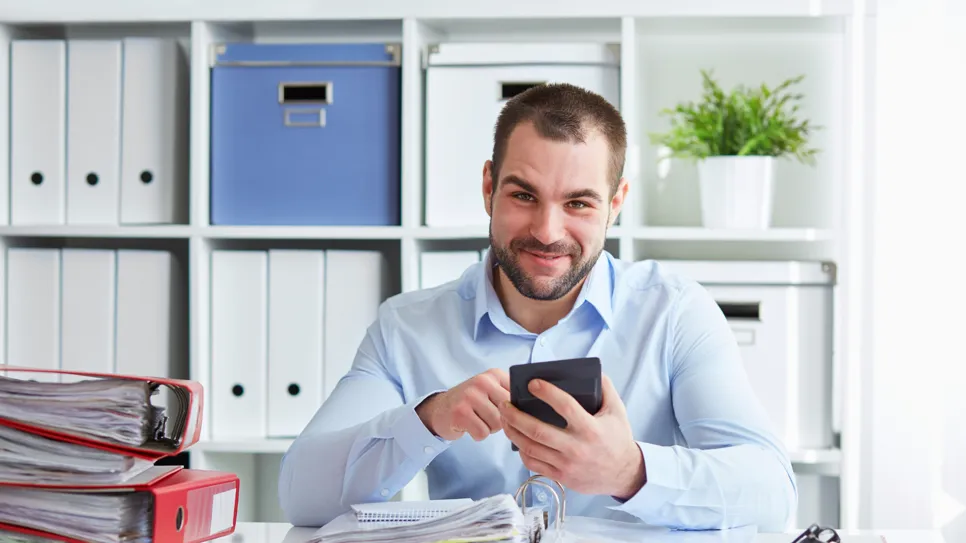 porezni savjentik za stolom s fasciklima