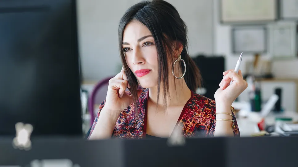 Web dizajnerica sluša želje i zahtjeve klijenta kojeg je dobila putem Trebam.hr