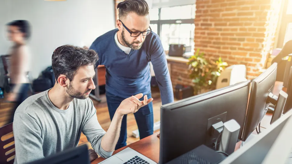 Web developeri razvijaju web stranicu za apartman