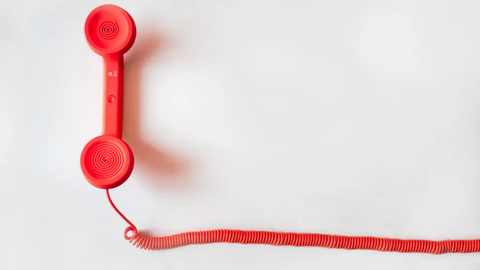 slušalica crvenog stacionarnog telefona