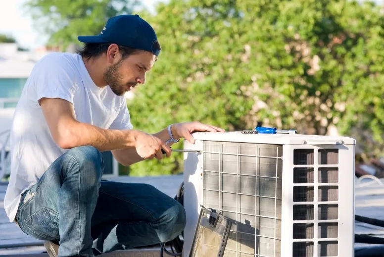 Majstor montira dizalicu topline.