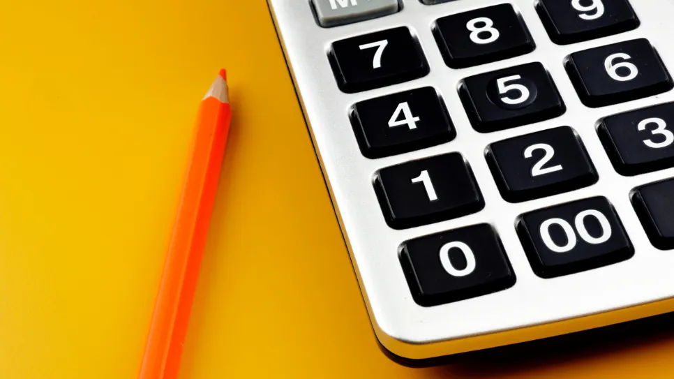 kalkulator na žutoj pozadini