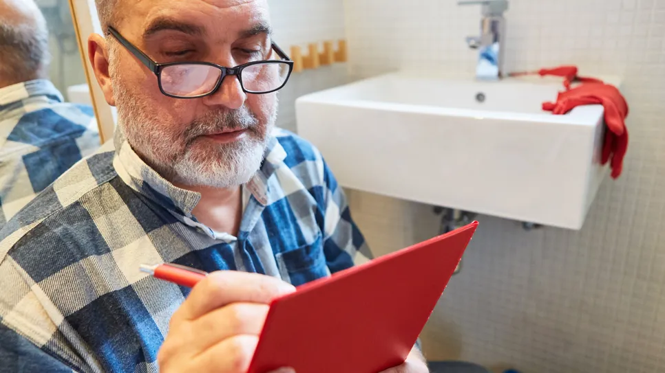 Vodoinstalater piše ponudu