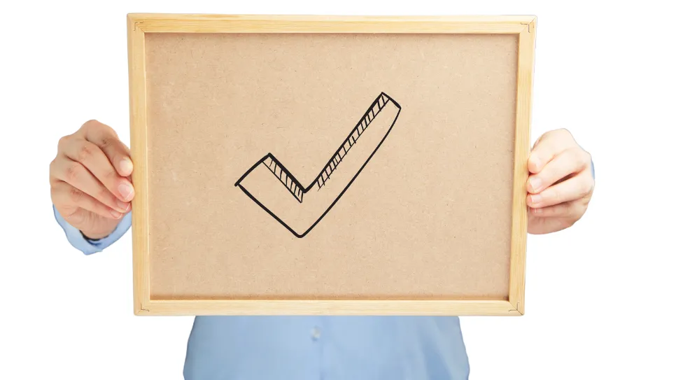 ruka drži tablicu s kvačicom