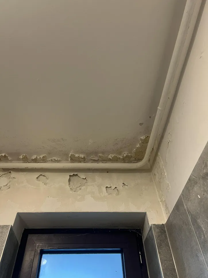 Ljuštenje boje i mrlje od vode na uglovima zidova i stropa ukazuju na ozbiljne probleme s oštećenjem od vode.