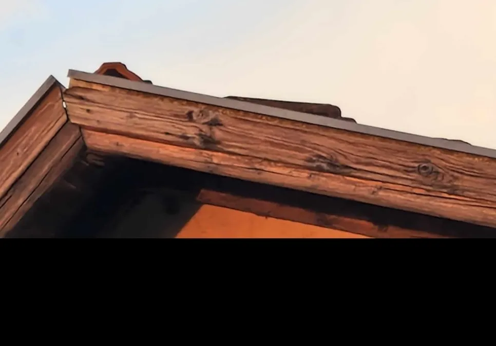 Kratak pregled oštećenog drvenog stropnog oboda koji pokazuje znakove oštećenja i starenja, što ukazuje na moguću potrebu za procjenom.