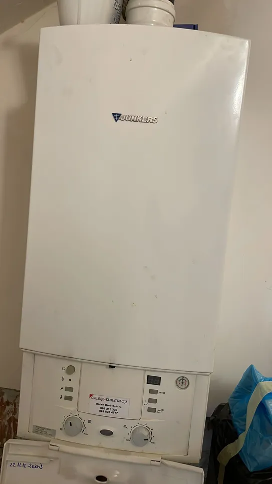 Zidni plinski bojler s kontrolnim gumbima i manometrom za upravljanje grijanjem doma.