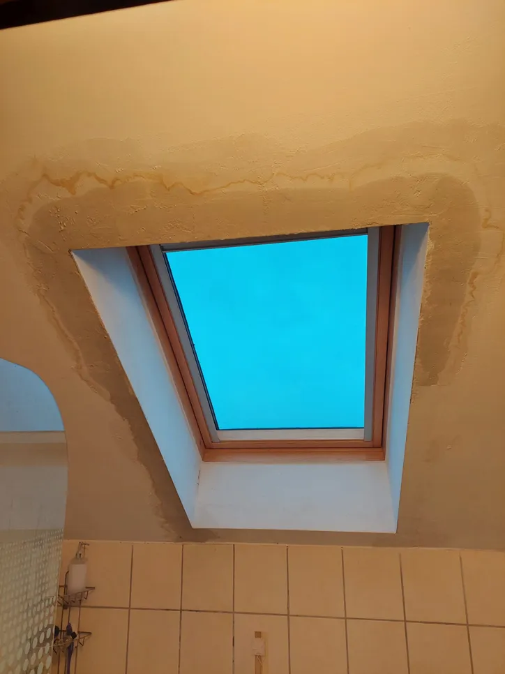 Strop oko krovnog prozora pokazuje znakove oštećenja od vode i promjene boje, što ukazuje na probleme s vlagom.
