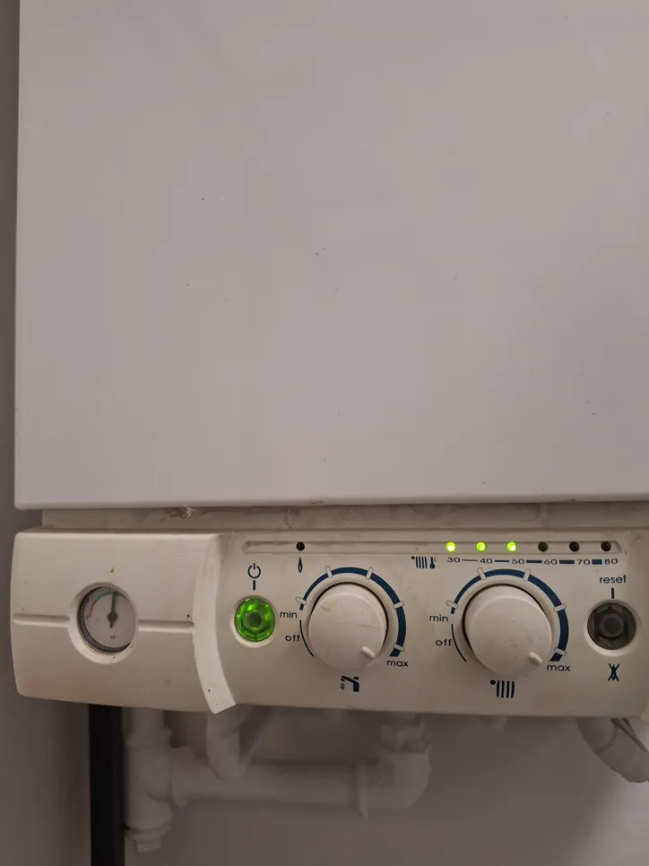 Kratak pregled kontrolne ploče bojlera s mjeračima temperature i pritiska, s gumbima za podešavanje.