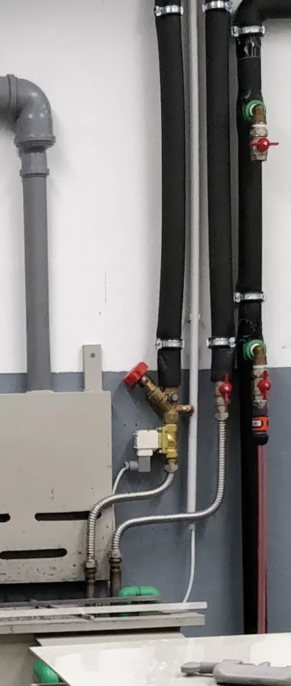 Izolirane cijevi spojene na sustav grijanja, s ventilima i kontrolnom jedinicom za upravljanje temperaturom.