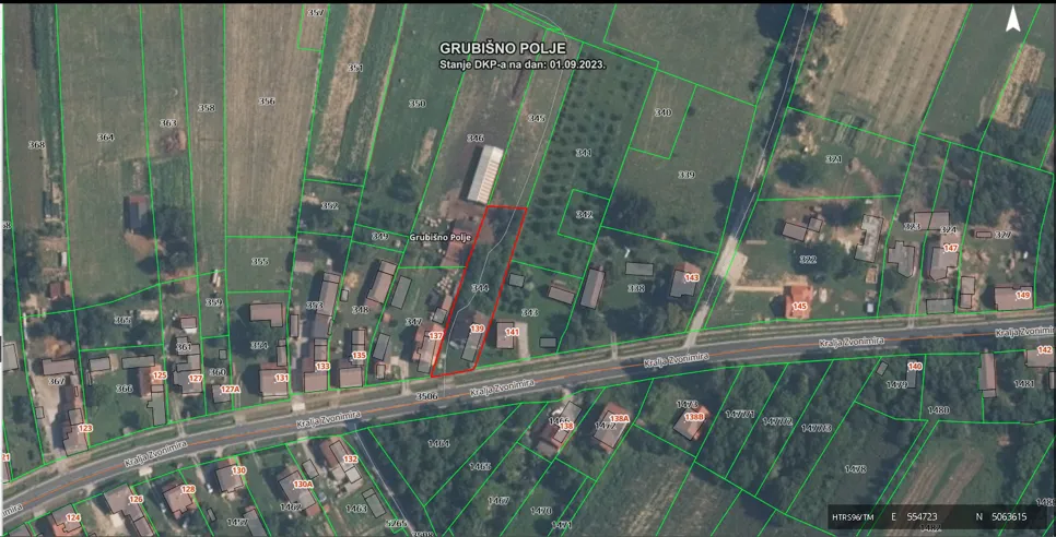 Zračni pogled na Grubišno Polje koji prikazuje granice nekretnina s katastarskim brojevima parcela u zelenoj obrubi.