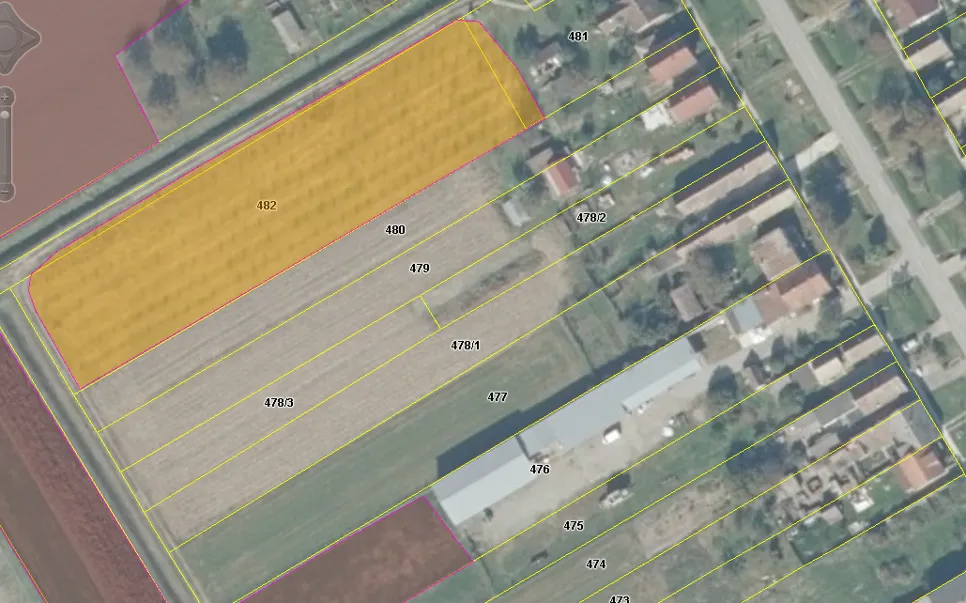 Katastarska karta koja ističe zemljišne parcele s obojenim granicama za identifikaciju.