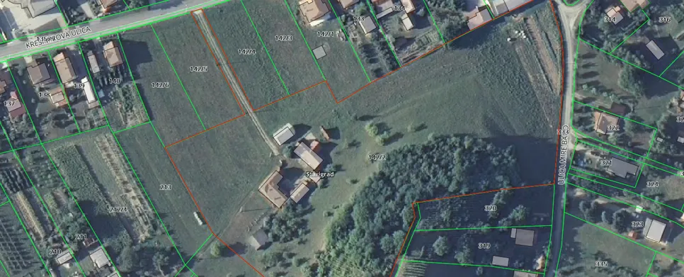 Zračna slika koja prikazuje granice nekretnina s zelenim linijama, prikazujući stambena i neuređena područja.