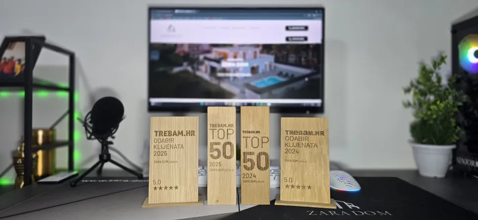 etiri drvene nagrade portala Trebam.hr koje slave pobjednički niz tvrtke ZARA DOM d.o.o. u 2024. i 2025. godini, ističući status među TOP 50 najboljih i savršenu ocjenu klijenata 5.0.