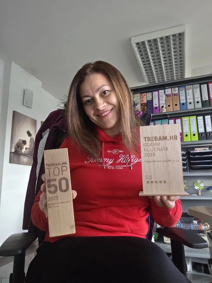 Vlasnica Knjigovodstvenog ureda MB d.o.o. s osvojenim priznanjima Trebam.hr "TOP 50" i "Odabir klijenata 2025" u svom uredu.