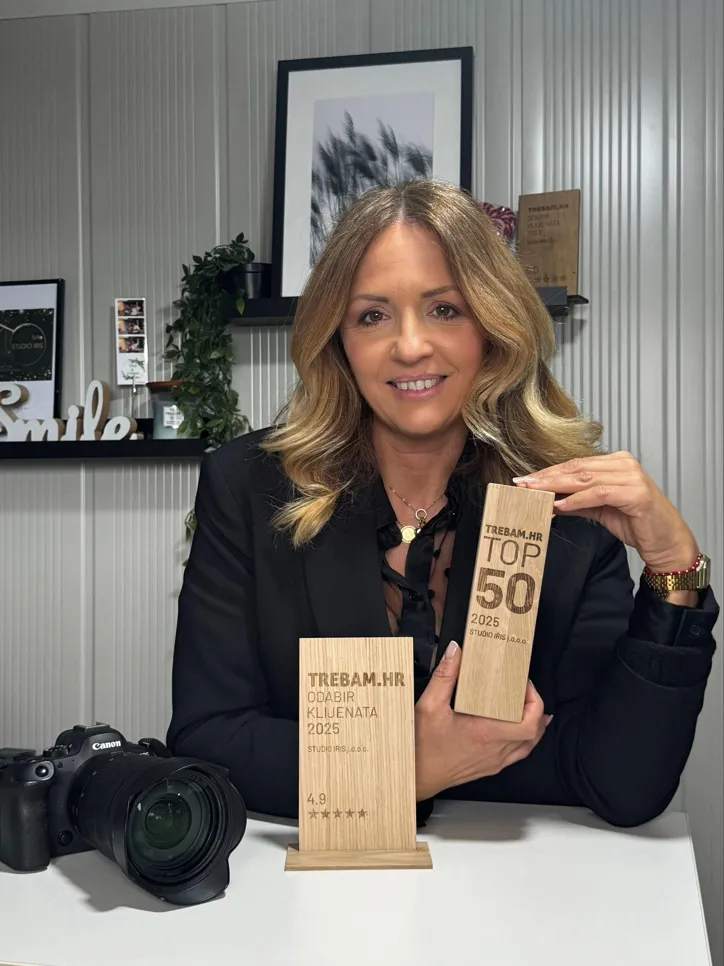 Vlasnica Foto Studija Iris u svom radnom prostoru uz profesionalni Canon fotoaparat i drvena priznanja portala Trebam.hr: TOP 50 i Odabir klijenata za 2025. godinu
